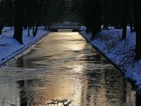 Kanal zwischen Carolasee und Neuer Teich im großen Garten in Dresden im Winter